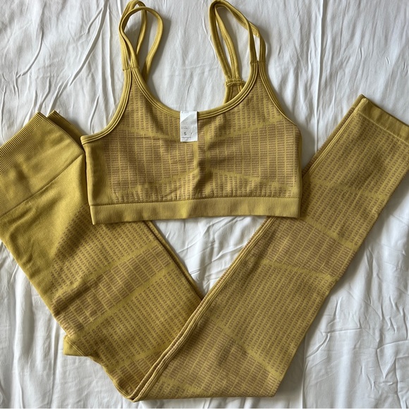 Fabletics Seamless Set - Picture 3 of 8